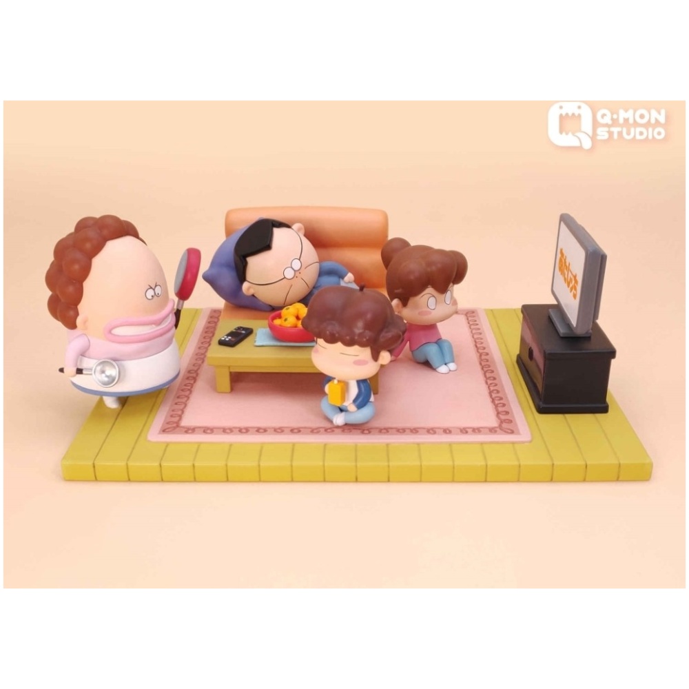 11301062268 <ul> <li>🔸發售日：截單後3個月
🔸團隊：Q-MON Studio
🔸作品：我們這一家
🔸尺寸：22cm*16.5cm*8.5cm
🔸價格：2350 定金1000
🔸備註：花師奶+花老爺+阿柑（橘子）+阿桔（柚子）+地台+若干小物件</li> <li></li> <li><span style="font-size: 95%">標題最後有結單日期,請把握時間下單.</span></li> <li><span style="font-size: 95%">所有商品都有晚到貨可能,海外盒玩約晚1~2週.</span></li> <li><span style="font-size: 95%">我司不保證最快,請很急的老闆斟酌下單.</span></li> <li><span style="font-size: 95%">網路賣場一律不挑盒況出貨，要求完美者請斟酌下單。</span></li>
</ul> 截單後3個月出貨 Q-MON Studio 我們這一家 0120